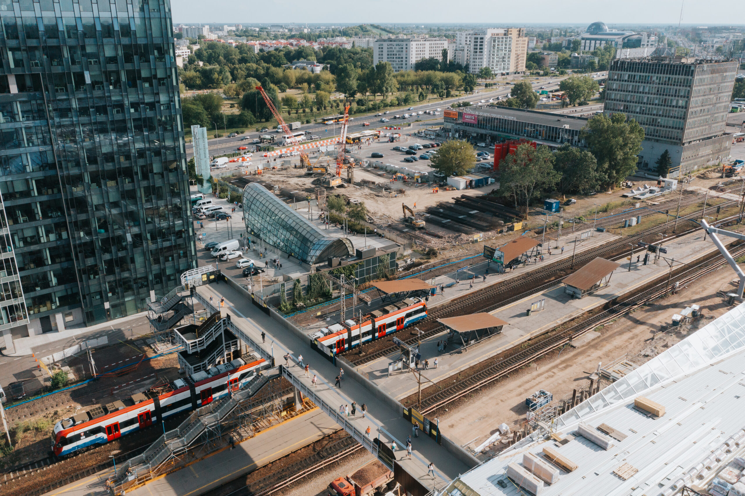 Vista del tramo 6 con los andenes 1 y 2 en servicio y obras en el tramo 7 - Reconstrucción de la estación oeste de Varsovia