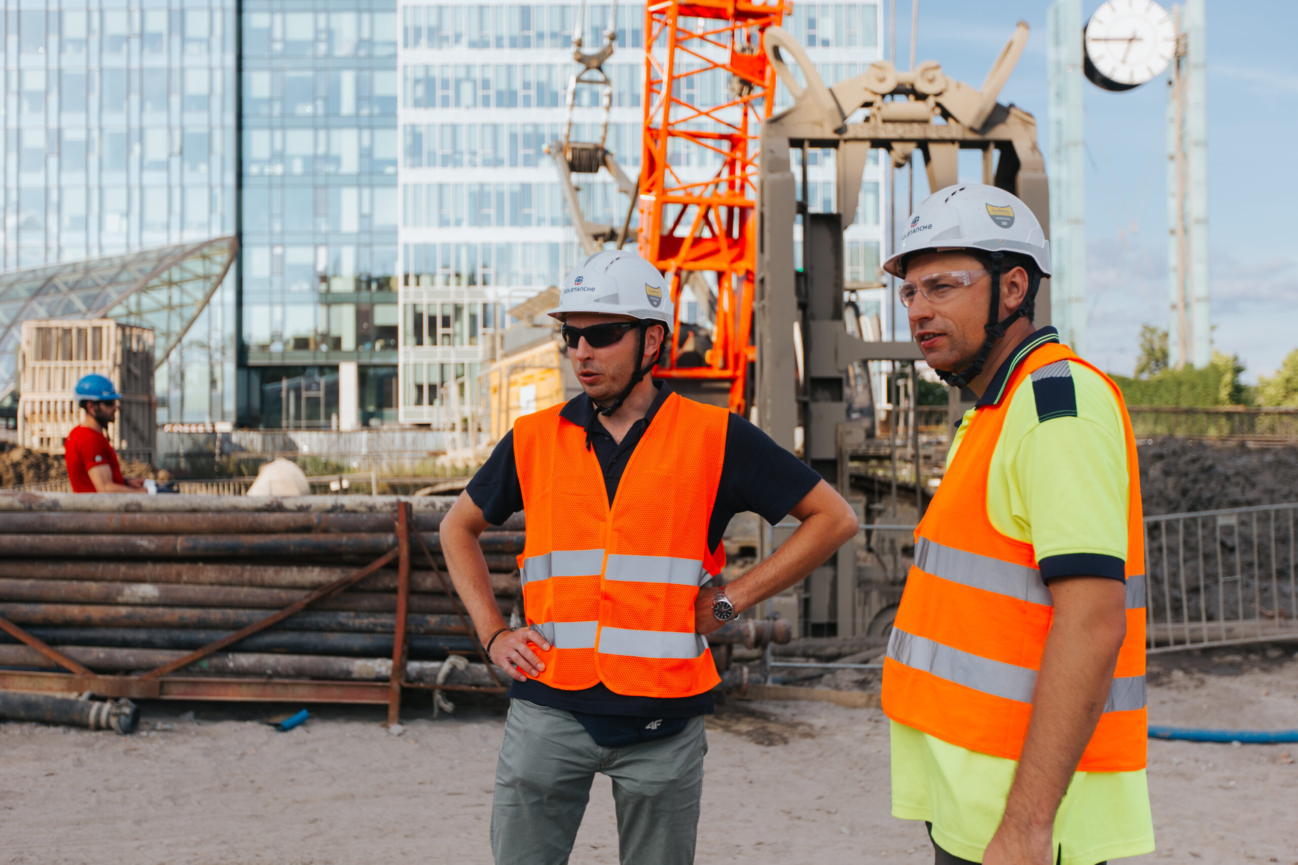 De izquierda a derecha: Marek Wasiluk, jefe de proyecto por parte de Soletanche Polska, y Łukasz Pluta, jefe de obra, supervisando la ejecución del muro pantalla - Reconstrucción de la Estación Oeste de Varsovia.
